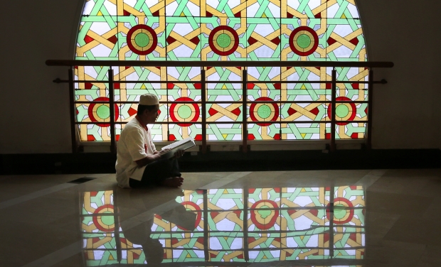 An Muslim man reads the holy book of Quran at a mosque during the second week of Ramadan in Jakarta (Photo: AP) An Muslim man reads the holy book of Quran at a mosque during the second week of Ramadan in Jakarta (Photo: AP)